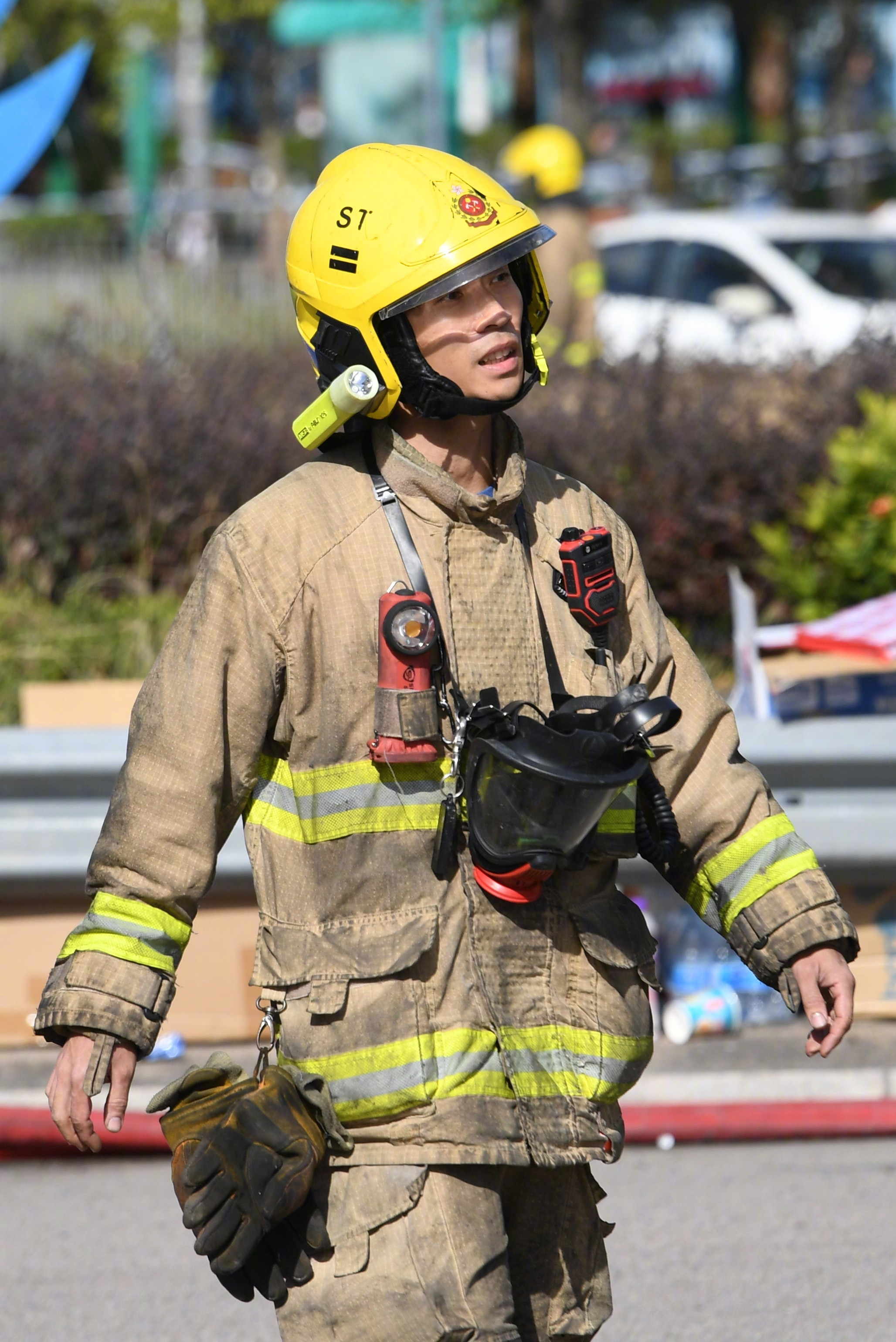 #香港火灾救援全纪录#【致敬！#香港火灾救援中的消防员#】11月26日，香港大埔