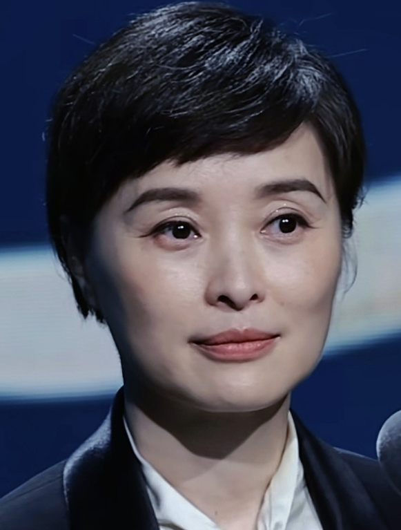 吴越近距离的拍摄非常自然得体，这自然的鱼尾纹看着也很舒服