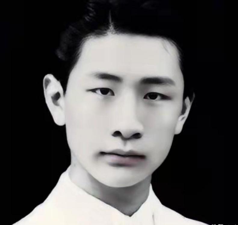 1940年，熟睡中的冯运修，突然感觉不对劲，好像是日军包围他家了。他从枕