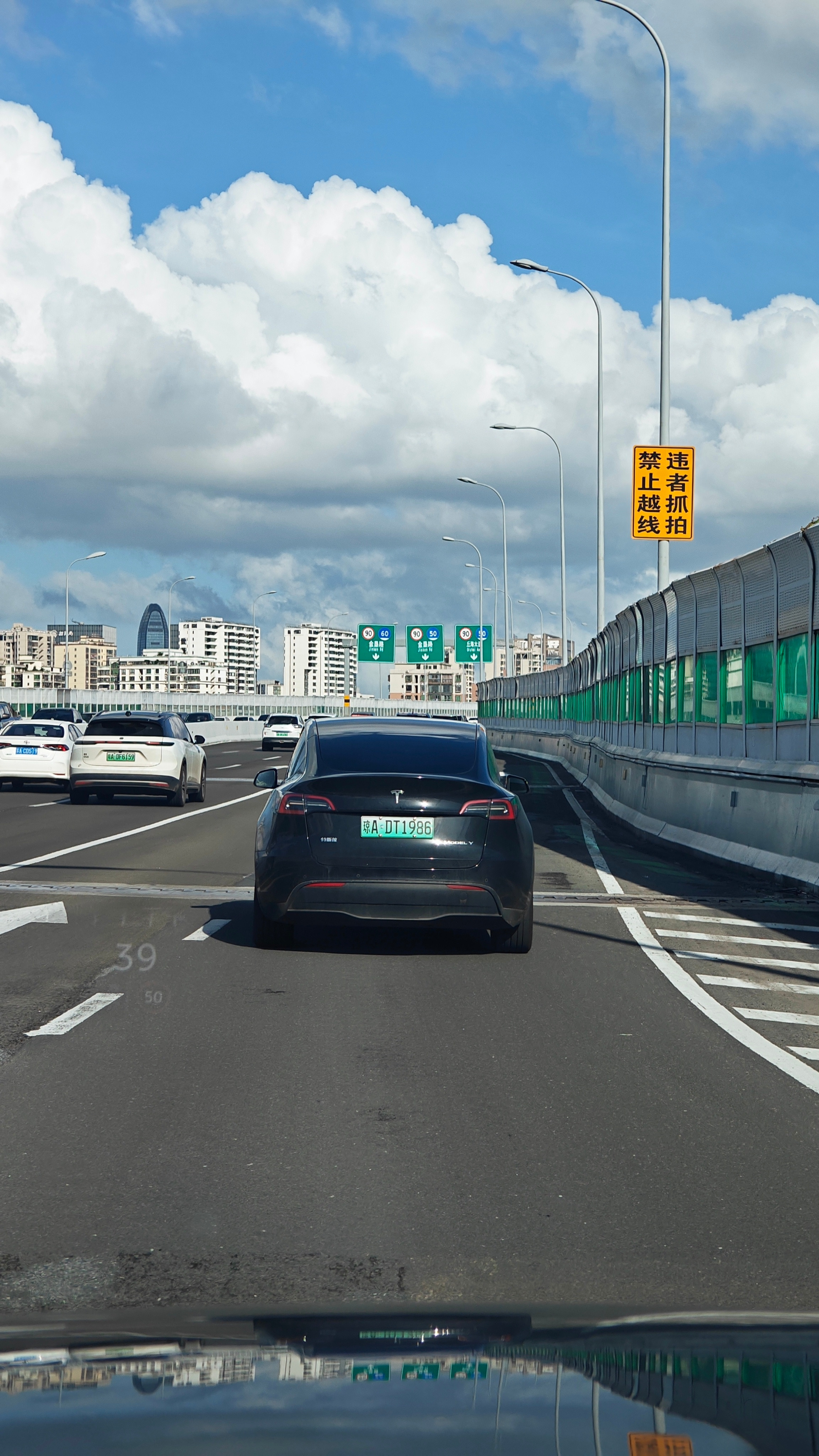 这是我第一次遇到正儿八经的车牌连号，我的是DT1985，她的是DT1986。你们