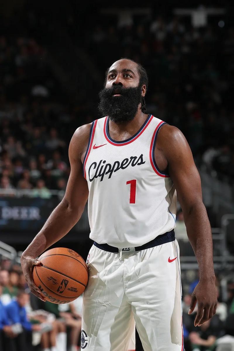 詹姆斯-哈登按照目前这个状态打下去，生涯总得分极有可能最终会定格在第五位！好巧不