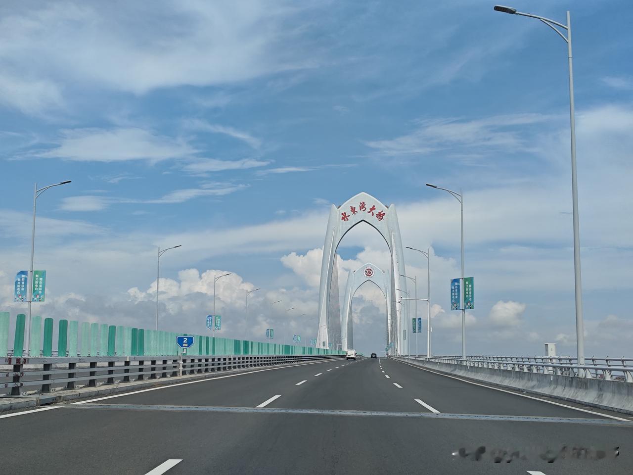 国庆假期期间从粤西返回广州等珠三角城市，塞车是难以避开的难题。但这次选择走电白的