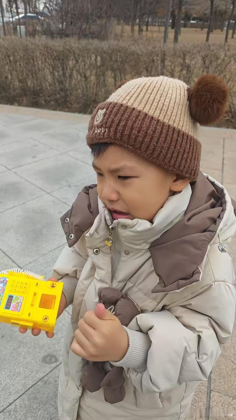 就这玩应儿，谁都治不了，一天坑个玩具，前几天我老婆说，光给他收拾玩具洗刷，搞了8