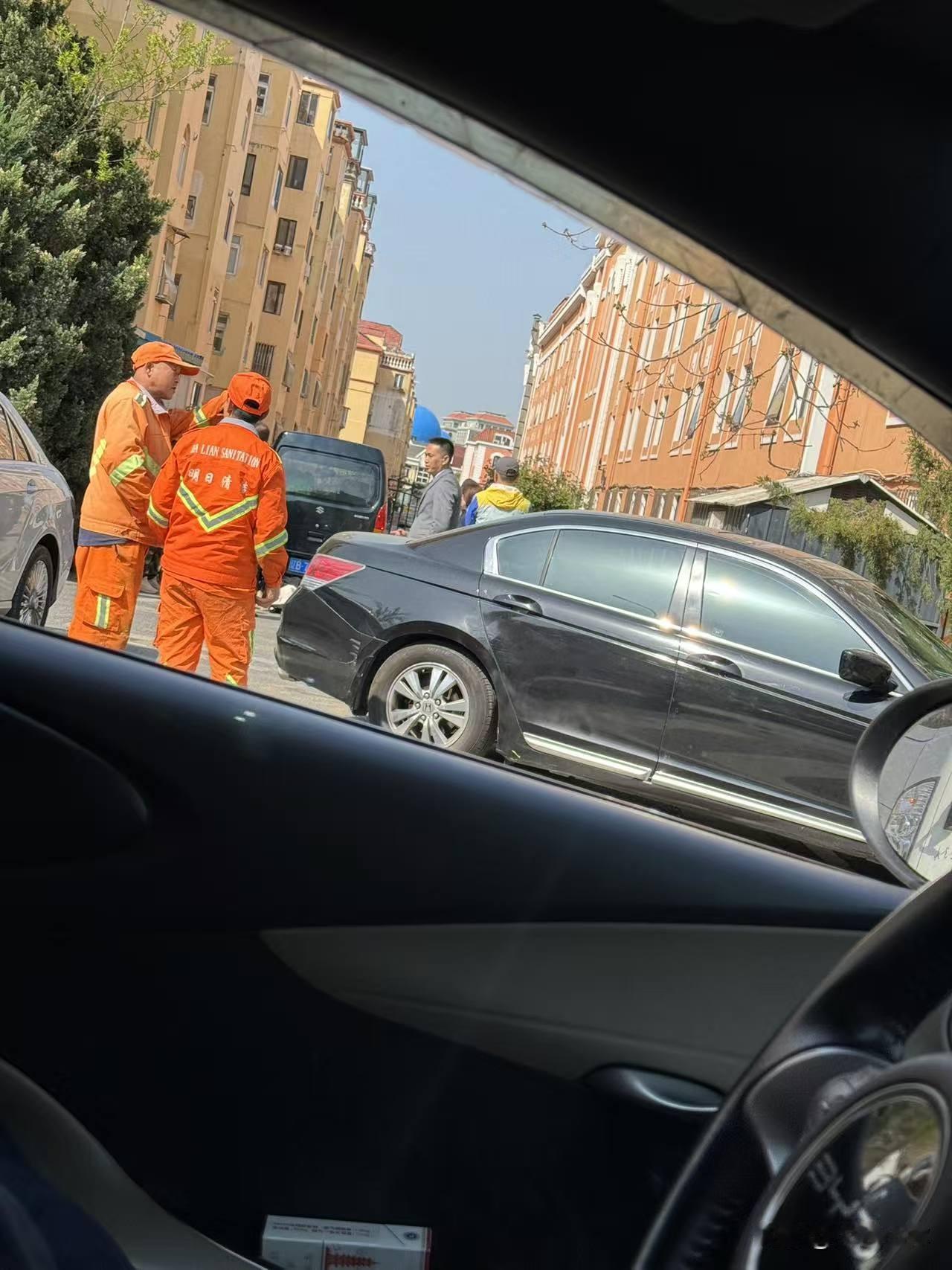 大连人行道全变正规停车场，行人只能贴马路边走，太危险了！今早有网友爆料，在