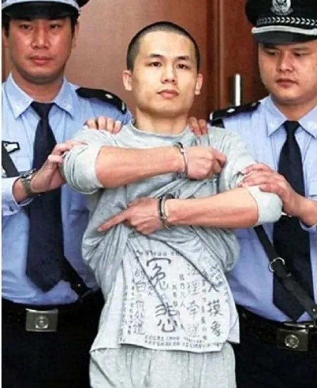 2013年，民警李才坤被判死刑，原因是故意杀人罪。谁知，当媒体的摄像机对准他时，
