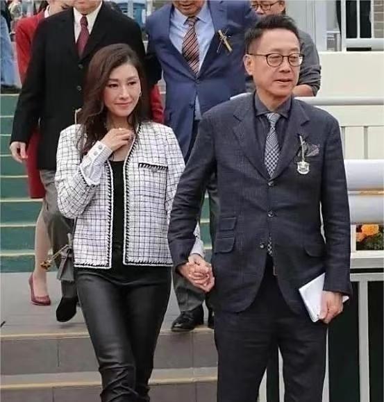 每月领工资的豪门，被嘲日子紧巴，17年恩爱是真是假。许晋亨和李嘉欣结婚17年了