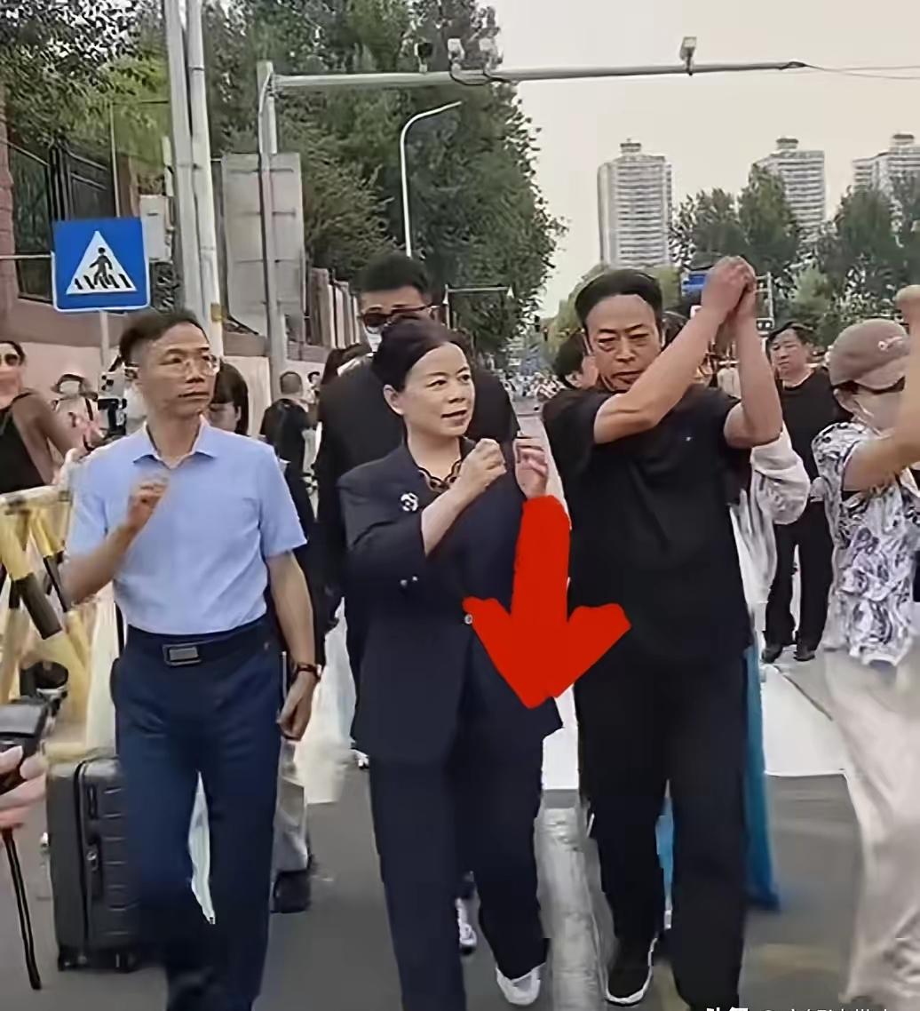这一幕让人泪目！二八案件面目又变了！许敏接到电话说会议延期，云昊直播里那句
