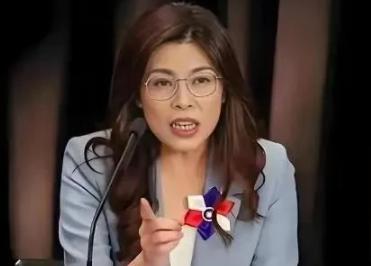 堂堂国民党主席郑丽文站在千百人聚集的宴席聚光灯下，突然指着自己大声宣告：“我父亲