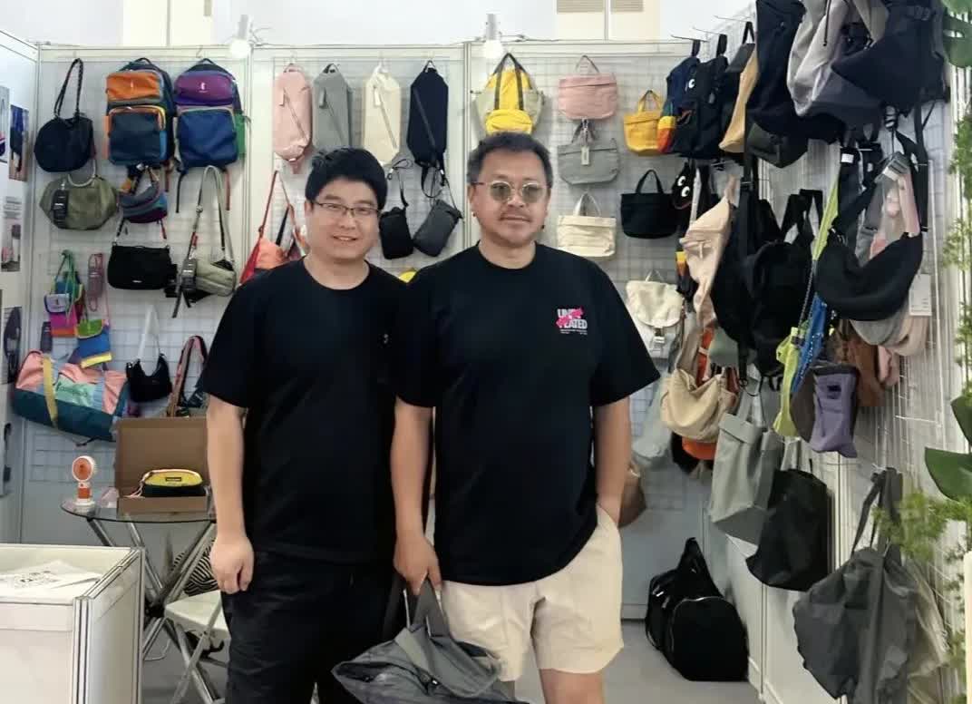 54岁王学兵在北京逛街被偶遇，整个人变化太大了，都快认不出来了