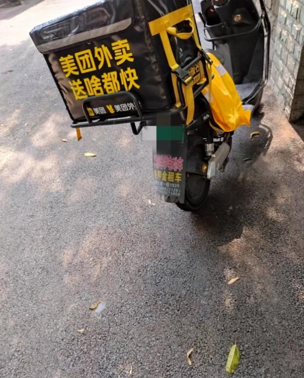 深圳一位退休教师把三居室租给了三个送外卖的年轻人，租金十年没涨。十年后三人合伙开