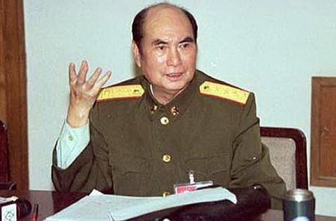 1990年5月,济南军区司令员张万年到驻莱阳某部视察。下车后,张万年就对陪同视察