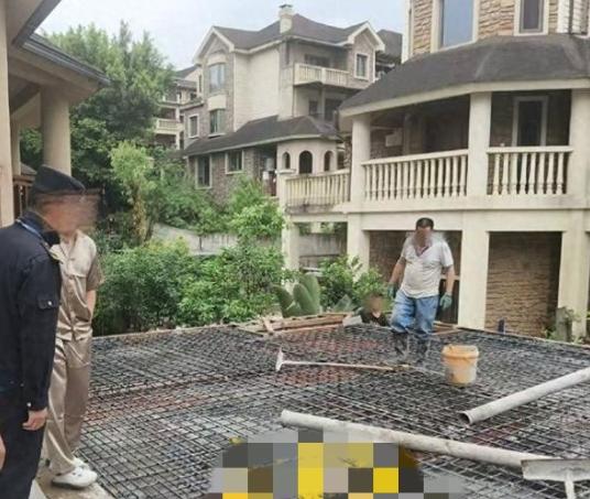 重庆，一小区业主，为了“收回”房产证上那305平的花园面积，竟在小区地下车库强行