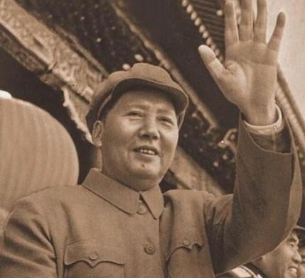 1954年，金日成派人送来24箱苹果给毛主席，主席收到后让拿给警卫团享用，然而当