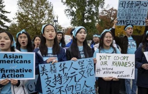 外国人经常抛出一个看似难答的问题：“中国真有那么好，为什么还有不少中国人移民美国