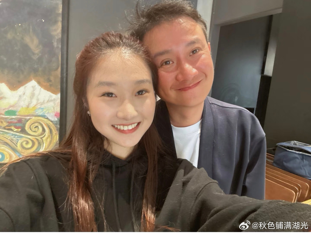 文章发量文章头发都快没了文章女儿晒她和爸爸合影，父女俩感情很好，不过眼尖的网友