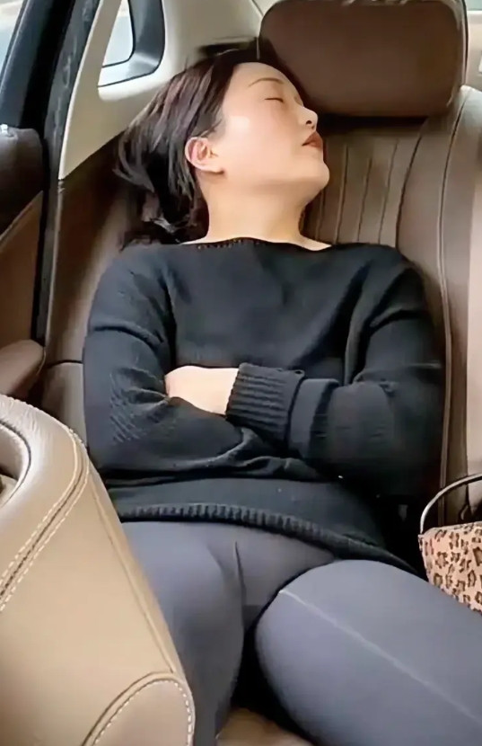 姐姐，裤子很美，下次不要穿了
