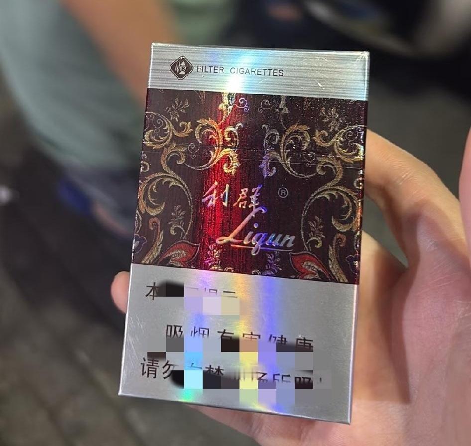 月薪6000，一天一包烟，烟盒还贼精致，我是真看不懂这笔账。我们办公室有个同事