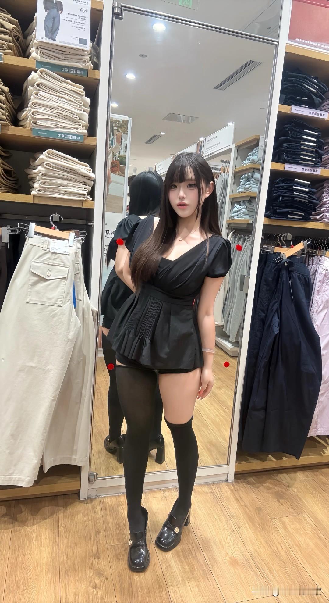 强迫症晚期的我真想上去给小姐姐的袜子穿整齐喽[笑着哭][笑着哭]有同感的小伙伴不[捂