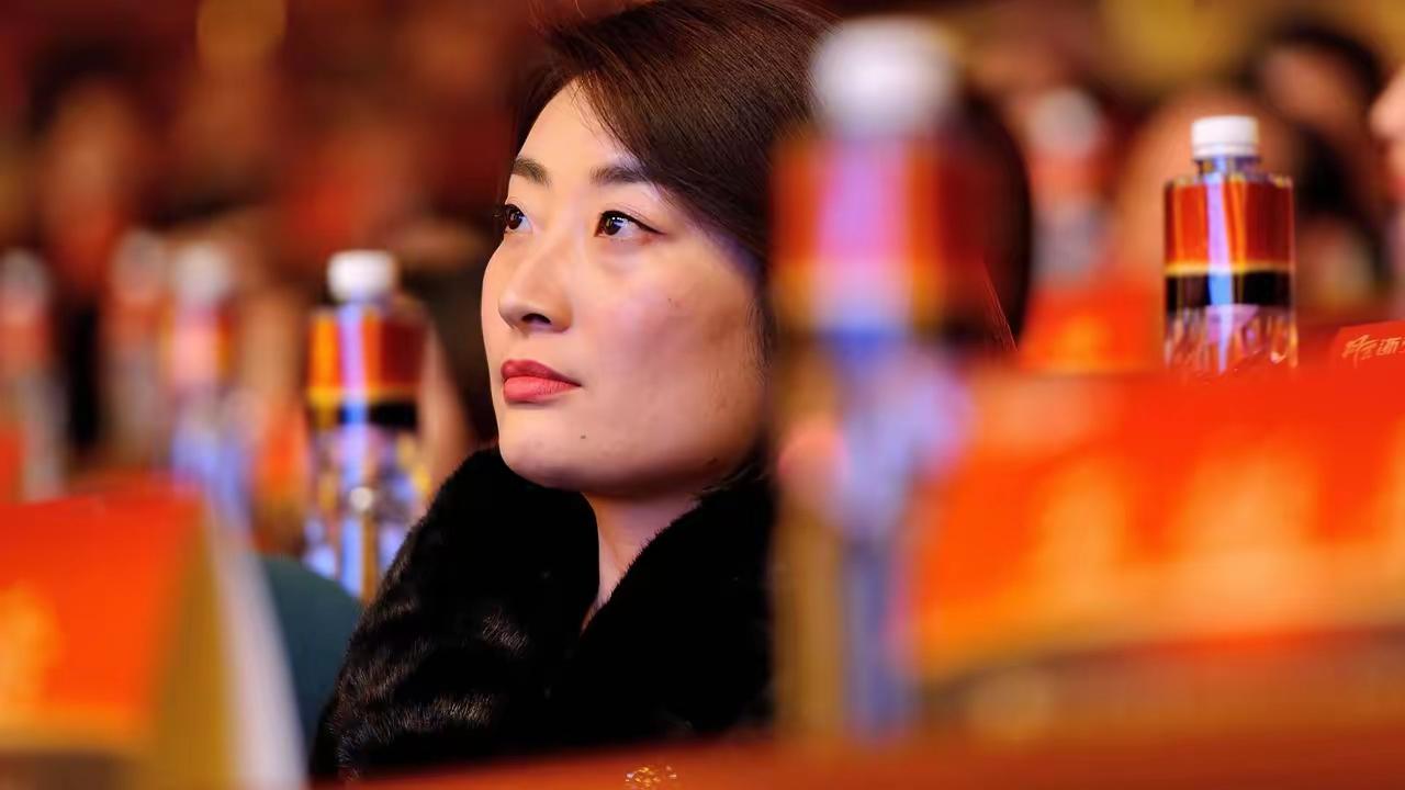 宗馥莉从娃哈哈辞职，大家才恍悟：之前心腹严学峰被查，哪里是敲山震虎，根本是树倒猢