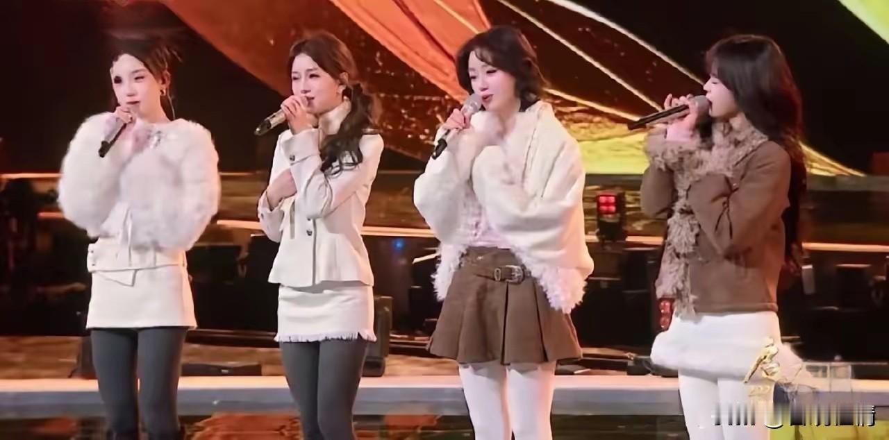 这操作绝了！央视跨年放大招！全场明星名字“被消失”，网友直接懵圈。说实话，今