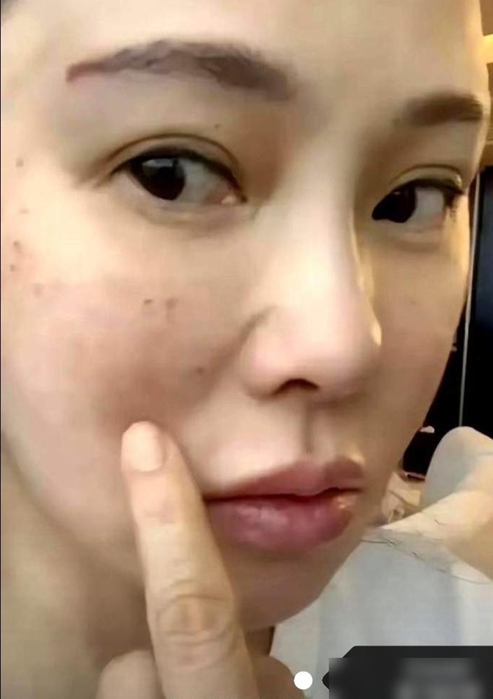 别再算伊能静剪个刘海花了几万了。我告诉你，这笔钱，花得太值了。一个快60岁的