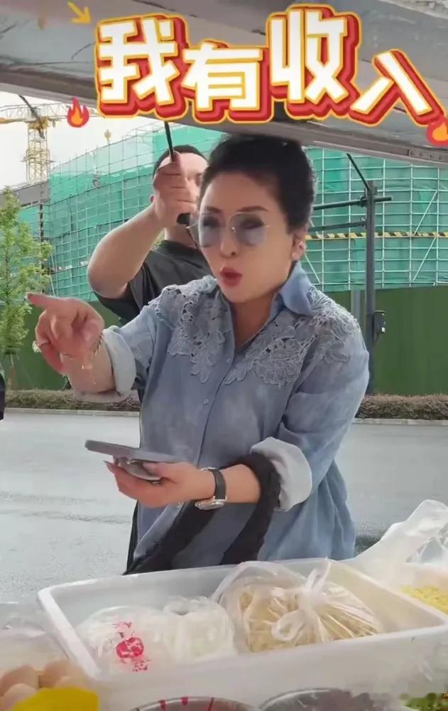 向太穿乞丐裤吃路边摊，保镖撑伞好有排场，大方对摊主说：我有收入！不管豪门还是平民