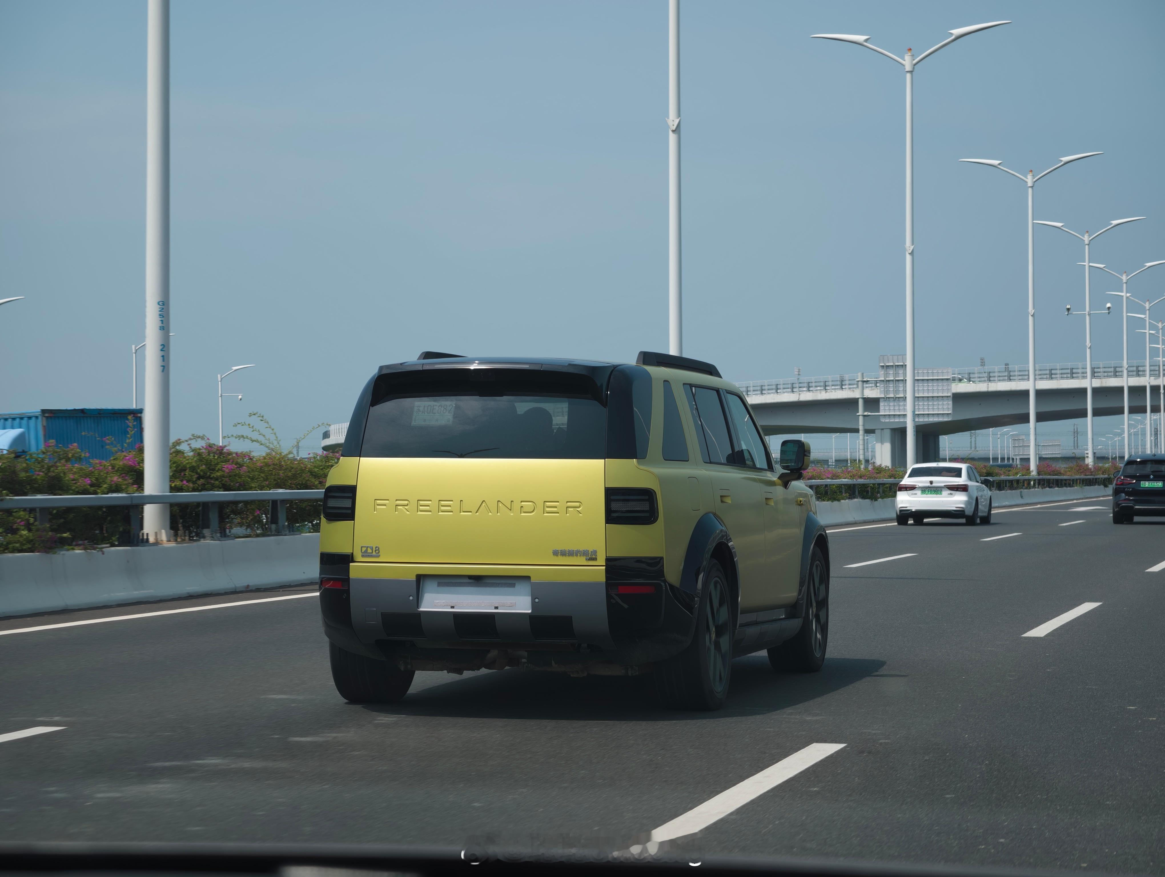 这造型颜色开在路上是真抢眼 ​