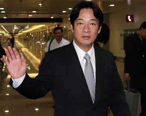 赖清德曾认为：中华人民共和国从1949年10月1日起，没有对台湾行使有效管治权，