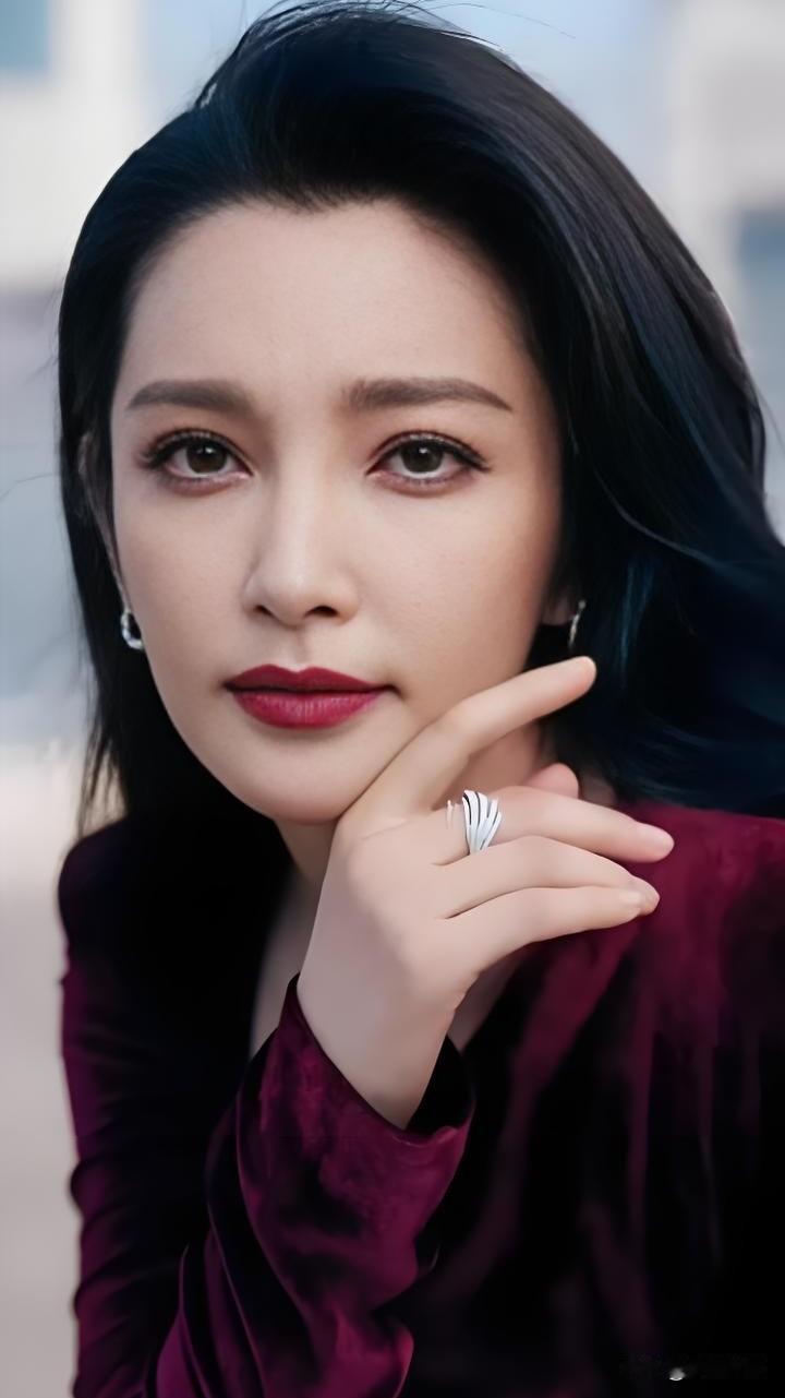 中国艺人‌李冰冰‌亮相‌巴黎高定时装周‌，受邀出席‌GiorgioArmani