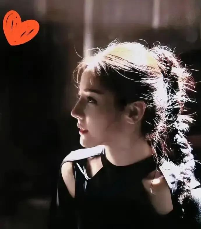 迪丽热巴33岁不谈恋爱不结婚，被全网当成独立女性标本。我刷到热搜时刚下班，地铁