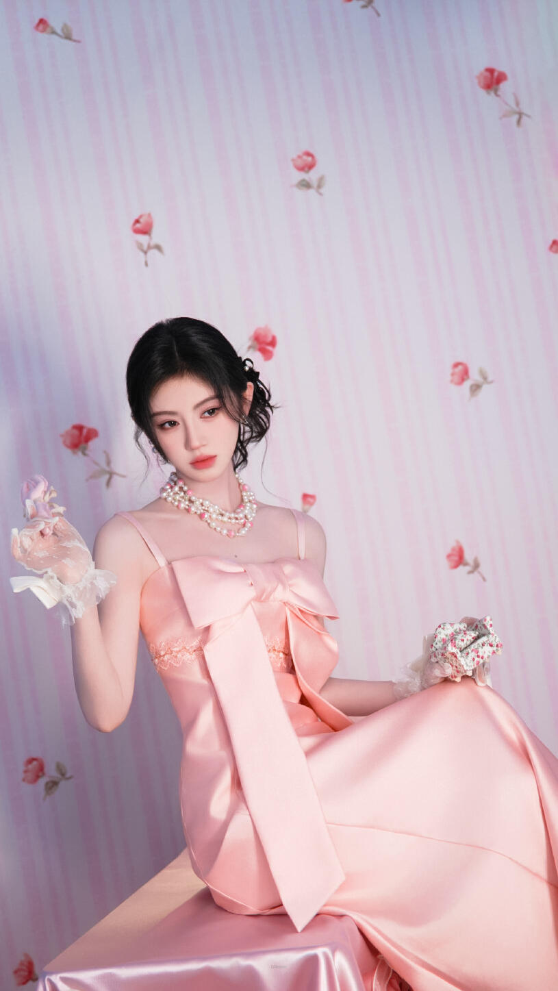 鞠婧祎新造型美晕了蓝色浅杏色一搭，鞠婧祎直接美成宋词里的嫡女！眉眼温婉像会说话，