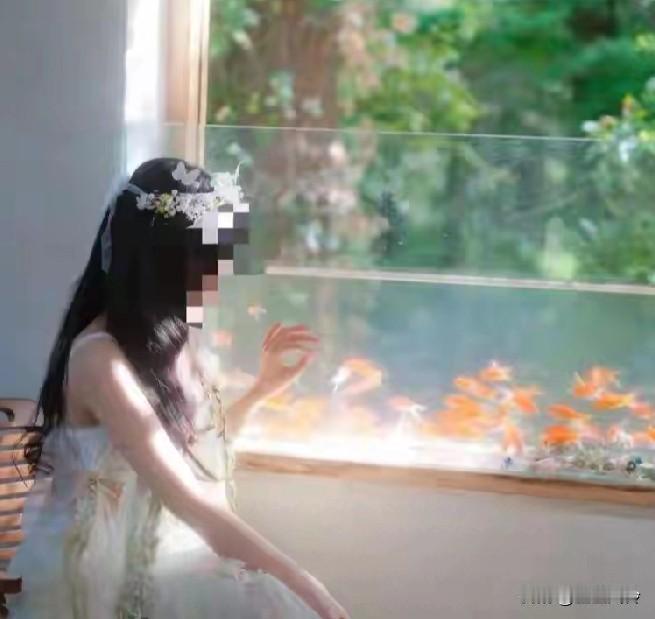 她在北京交警留言后迅速删视频，曾为其拍写真的摄影师，发声她确实是盲人，勿以恶