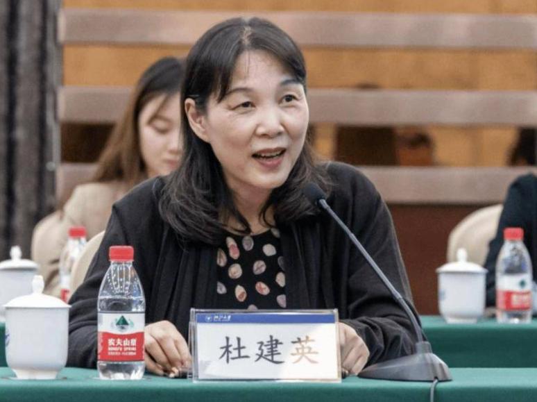 杜建英这事有点门道29岁被送去美国一栋别墅就安顿下来，表面看是金屋藏娇，