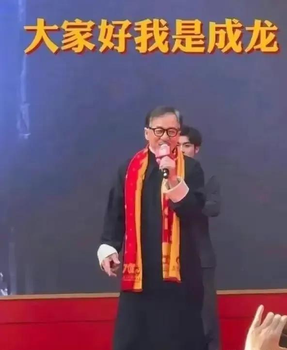 71岁成龙“翻身”，再现动作荣光71岁的成龙，本月新片《捕风追影》动静不小。