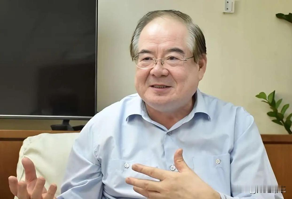 392级台阶上的哽咽：有些担子，老一辈终于扛不动了392级石阶，年轻后生爬起