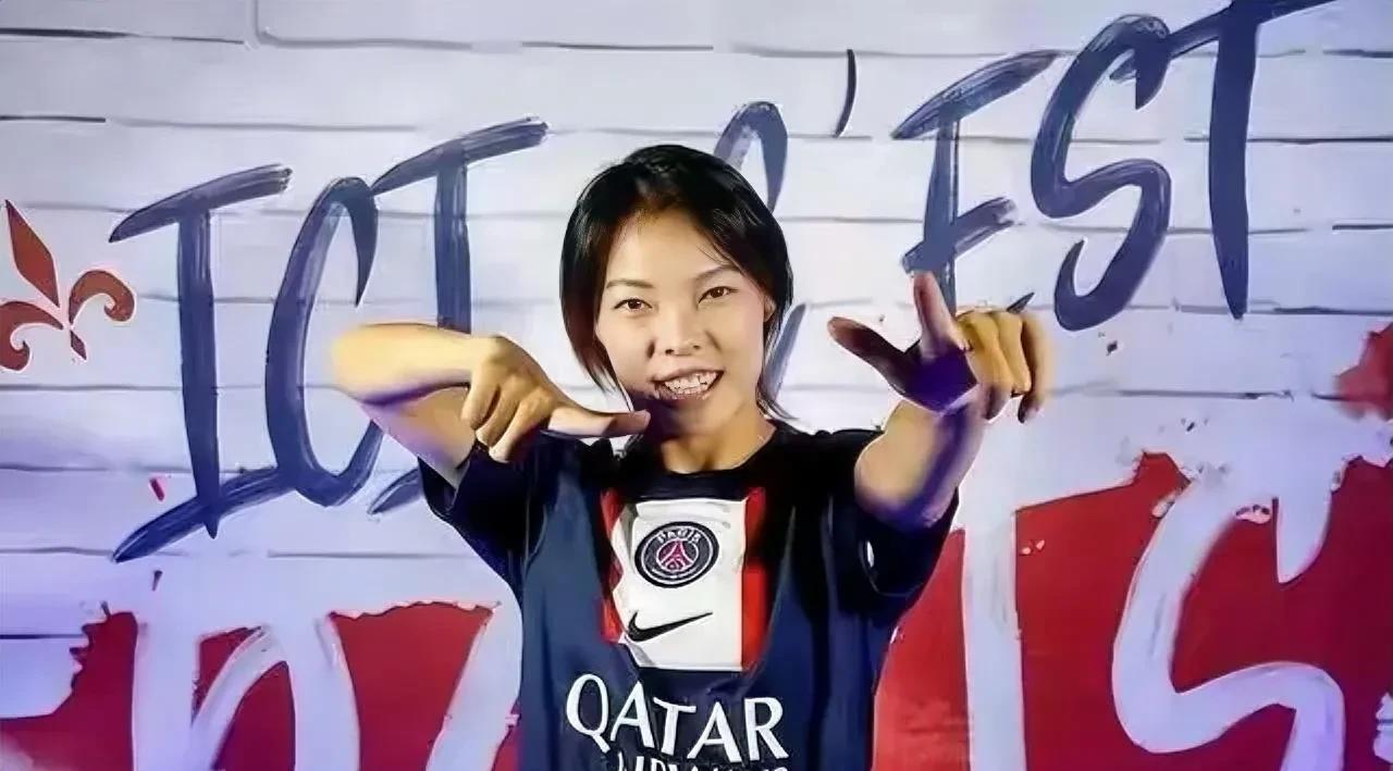 李梦雯都把自己的大腿拍青了！东亚杯中国女足迎来首秀，终场前一分多钟时，中国女足
