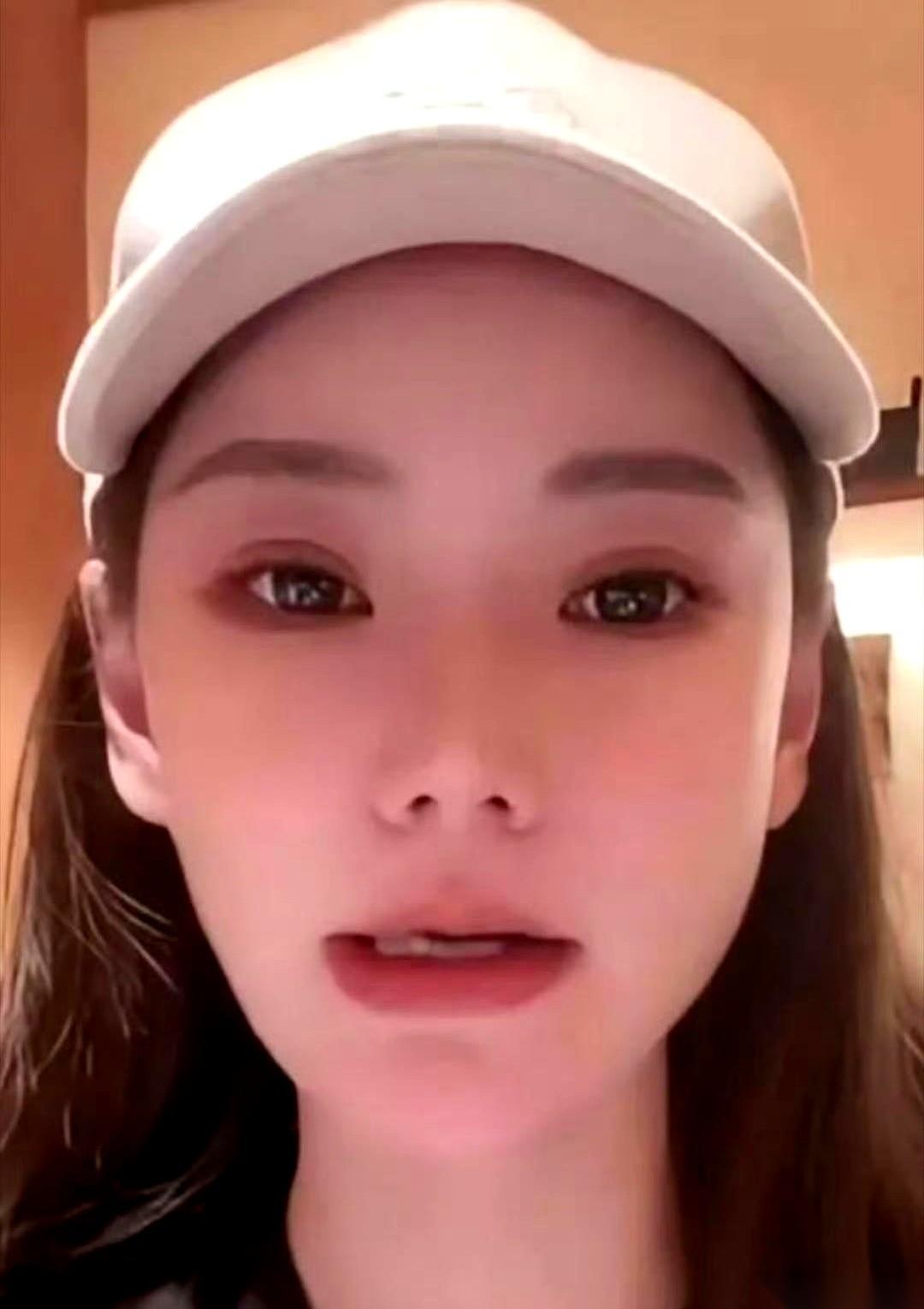 马筱梅这女的，段位是真的高。挺着个大肚子，偏要跑回湾湾去坐月子。这哪是坐月子