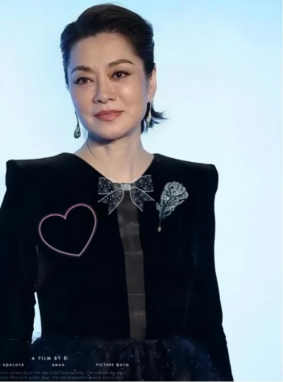 放弃上百亿的遗产，带儿女远赴美国，如今才知道毛阿敏有多聪明。260亿的遗产，说不