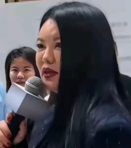 这么有钱的李湘，怎么把自己硬生生变成一个“包租婆”的模样！以前的李湘也不是这样