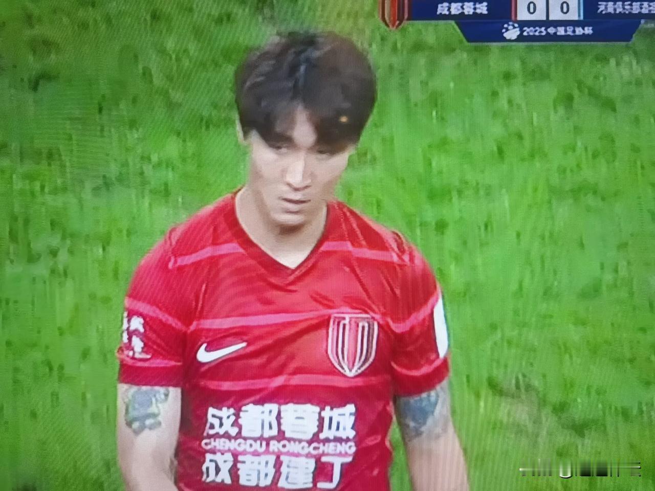 韦世豪又要跟裁判计较，麦麦提江直接出示黄牌警告！作为成都蓉城的首