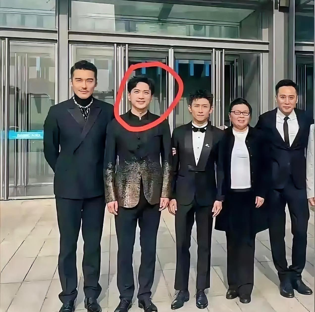 胡兵、‍‎‌张一山﻿‍、刘烨我⁠都认出‏﻿来了，‎‌但红圈里这位老兄﻿是谁。