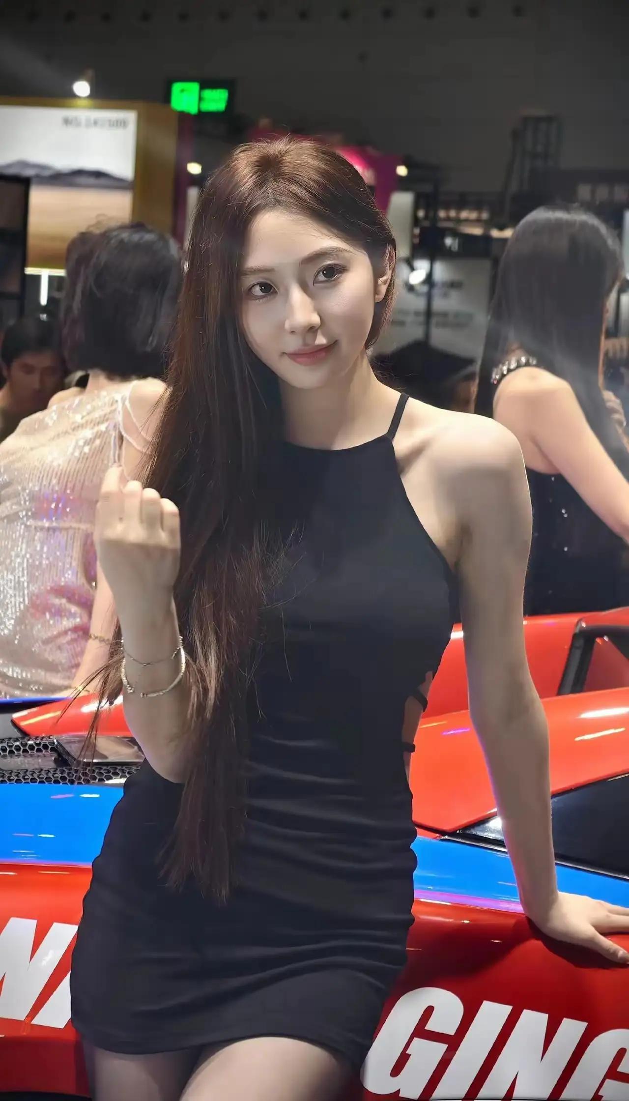 红妆美人倚，笑语动芳心。