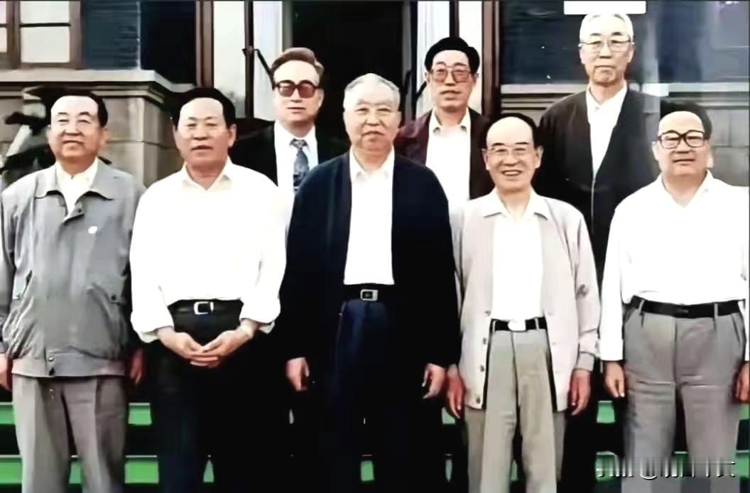 历史时光这张照片拍摄于1995年6月，记录了华国锋同志生前最后一次回到故乡山西