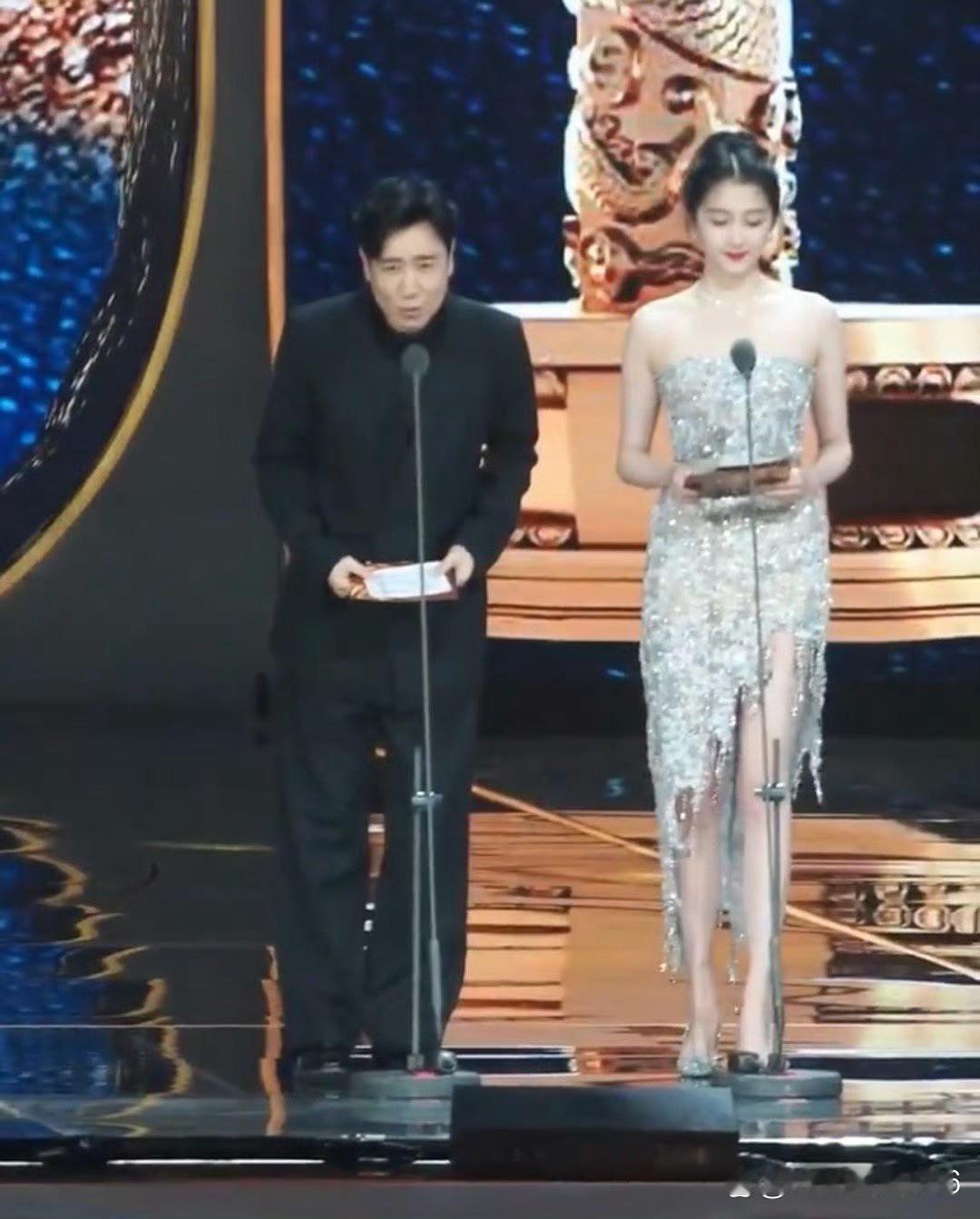 感觉这是最适合关的一次造型了衣服完全扬长避短了