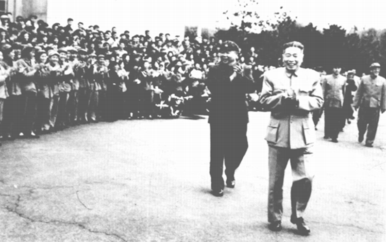 沈阳军区司令员和第一政委，一起接见军区学习雷锋精神大会的代表。走在前面的是军区第