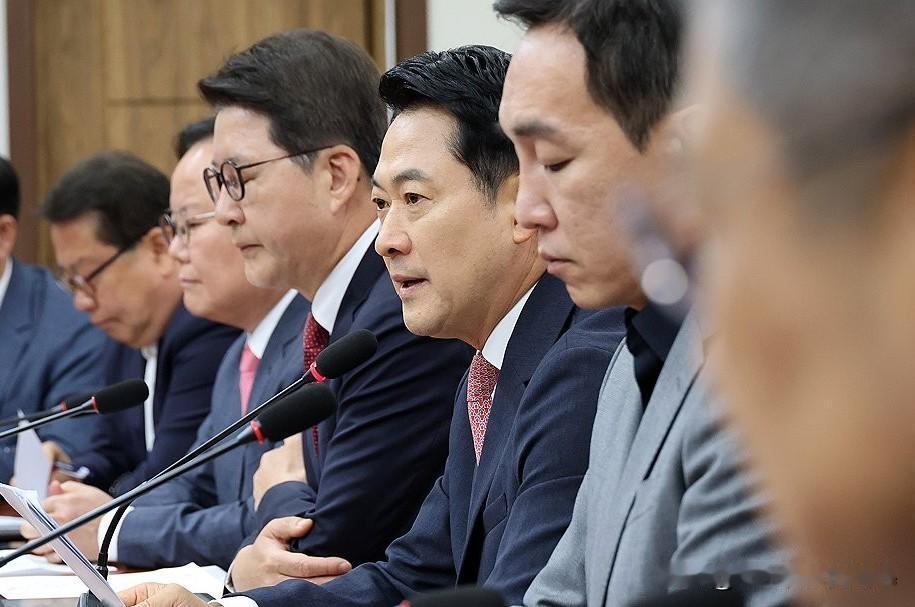 8日，韩国6·3地方选举后首轮民调出炉，共同民主党与国民力量党支持率基本持平，主