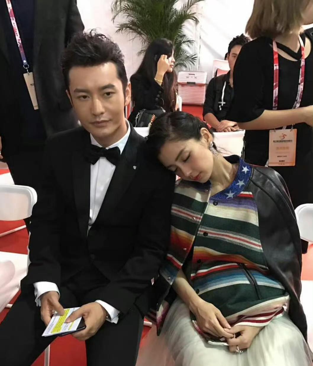 他们以前真的是爱情的样子，女孩小鸟依人，男孩满满保护欲！