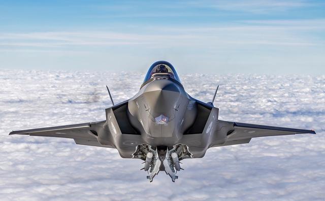 美国花了几万亿美元造F-35，核心逻辑只有一个：别人雷达看不见，我想来就来，想走