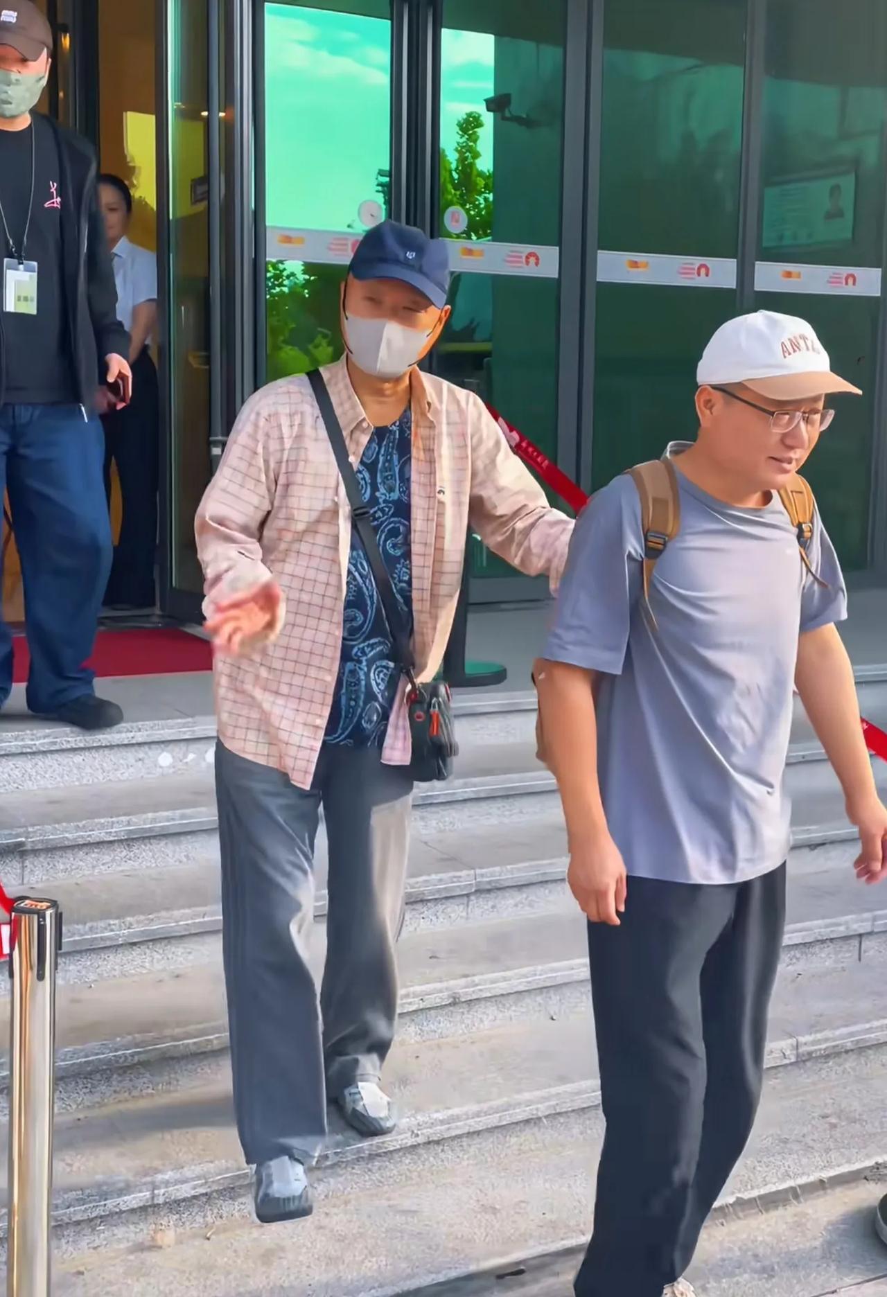 72岁的陈佩斯，身体令人担忧！昨天他在河南表演完话剧，从门口出来后，整个人已经累