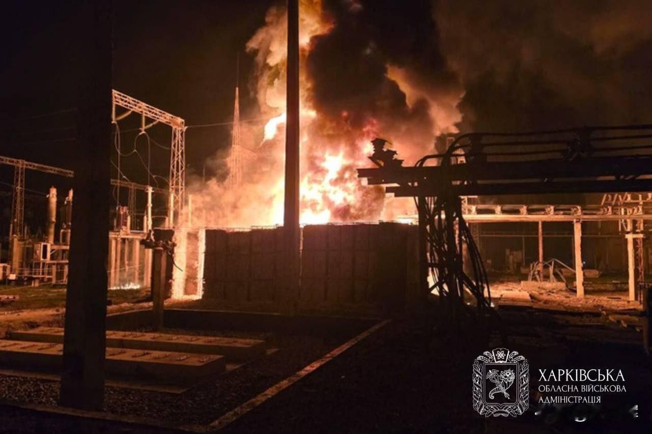 俄军袭击致哈尔科夫部分区域断电停俄军使用制导航空炸弹以及“天竺葵”型无人机，